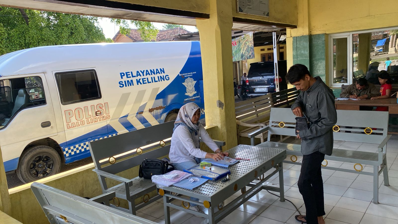 Tindaklanjut Aduan Warga dalam Jum'at Curhat, SIM Keliling Polresta Cirebon Hadir di Sejumlah Kecamatan