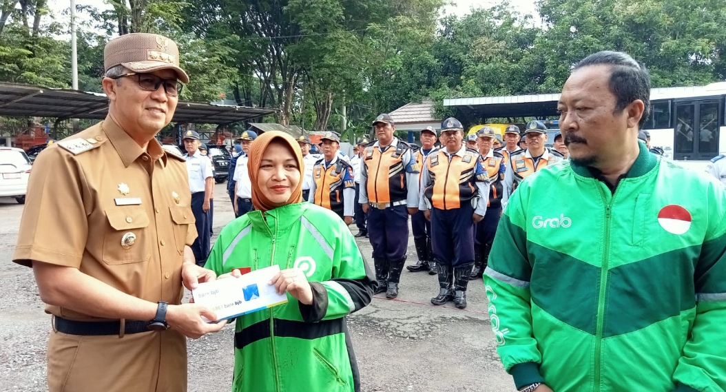 Kompensasi Harga BBM, Pj Wali Kota Cirebon Bagikan BLT ke Sopir Angkot dan Ojol