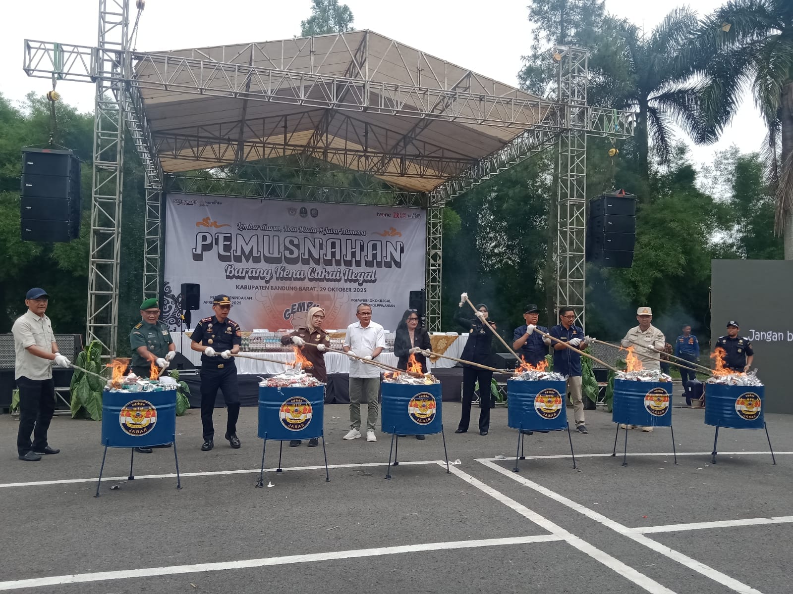 Pemprov Jabar Bersama Kanwil Bea Cukai Musnahkan BKC Ilegal Senilai Rp10 Miliar