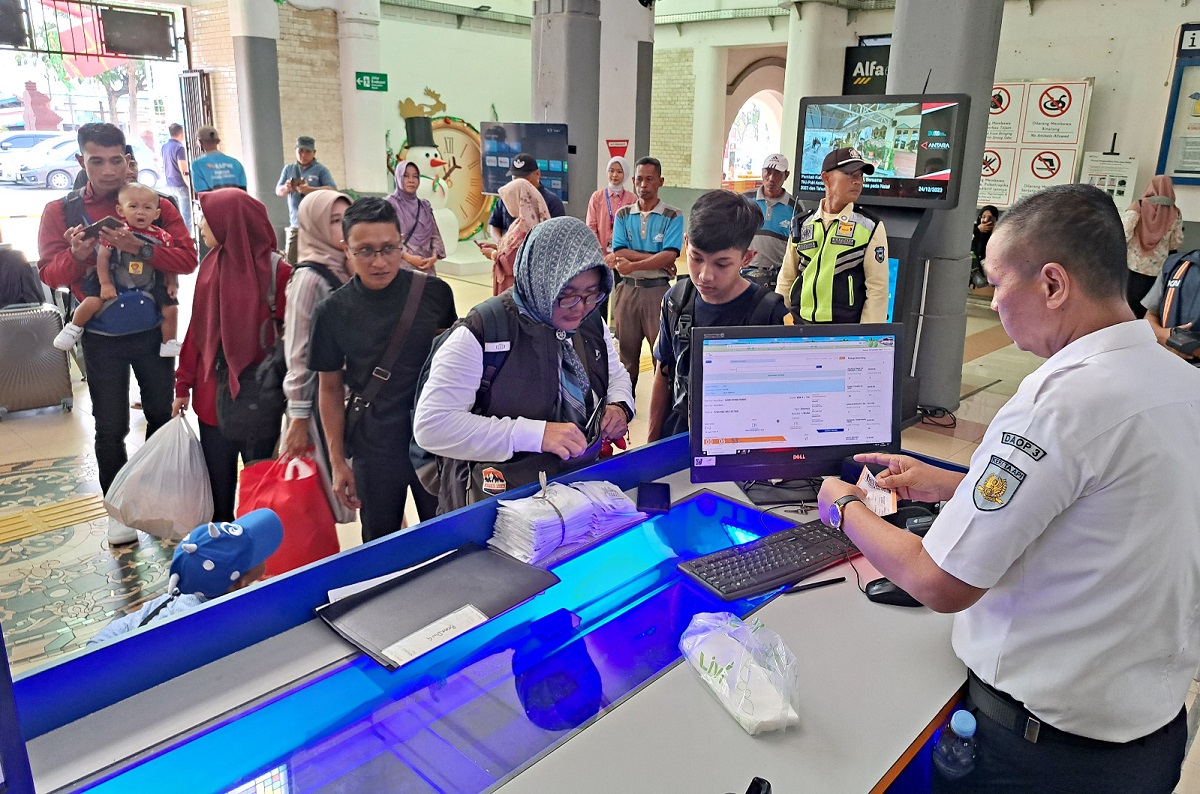 74 Ribu Lebih Tiket Kereta Api dari Cirebon Masa Libur Nataru 2023/2024