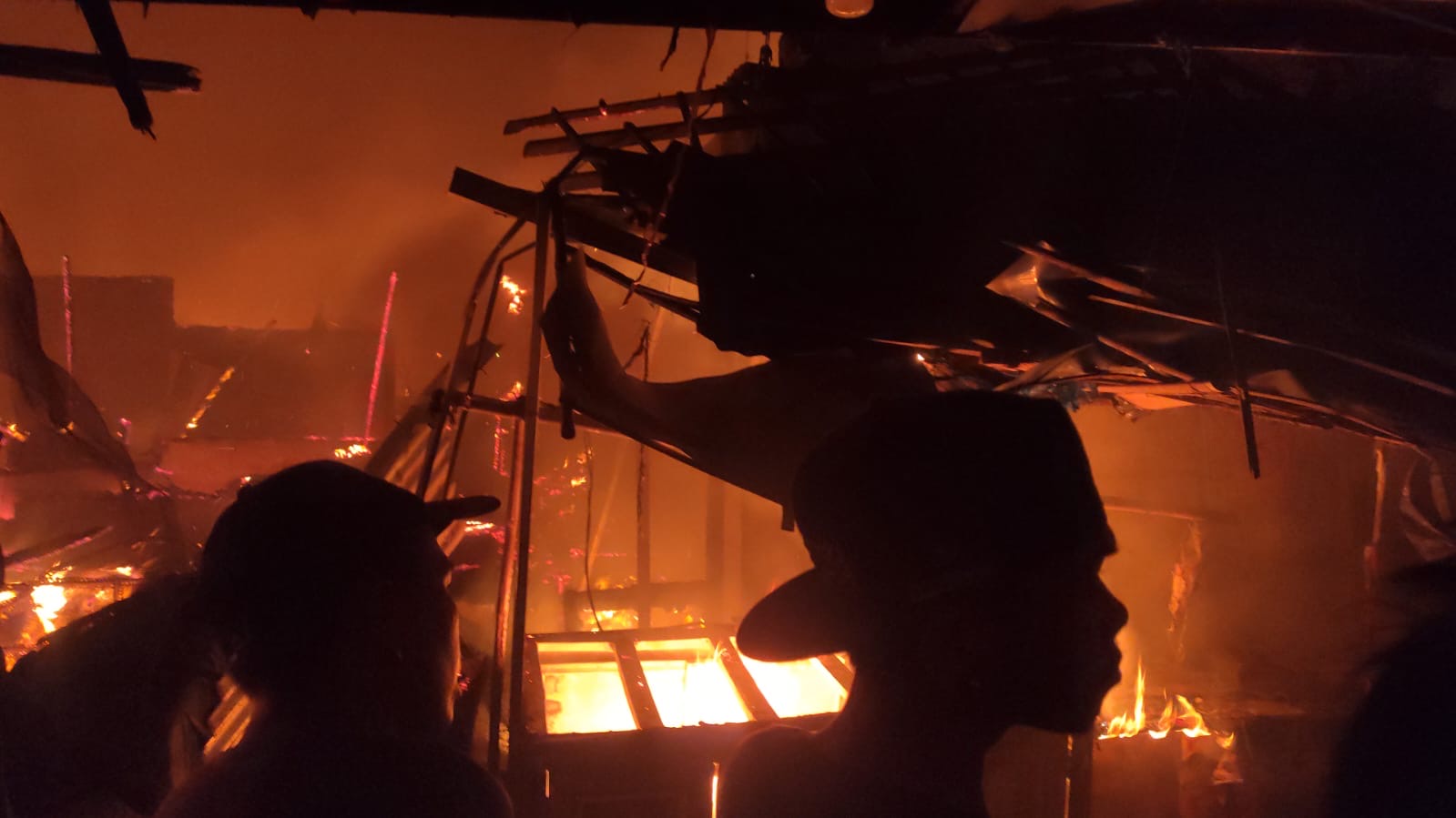 1 Jam Kebakaran, Api Masih Melahap Pasar Lemahabang