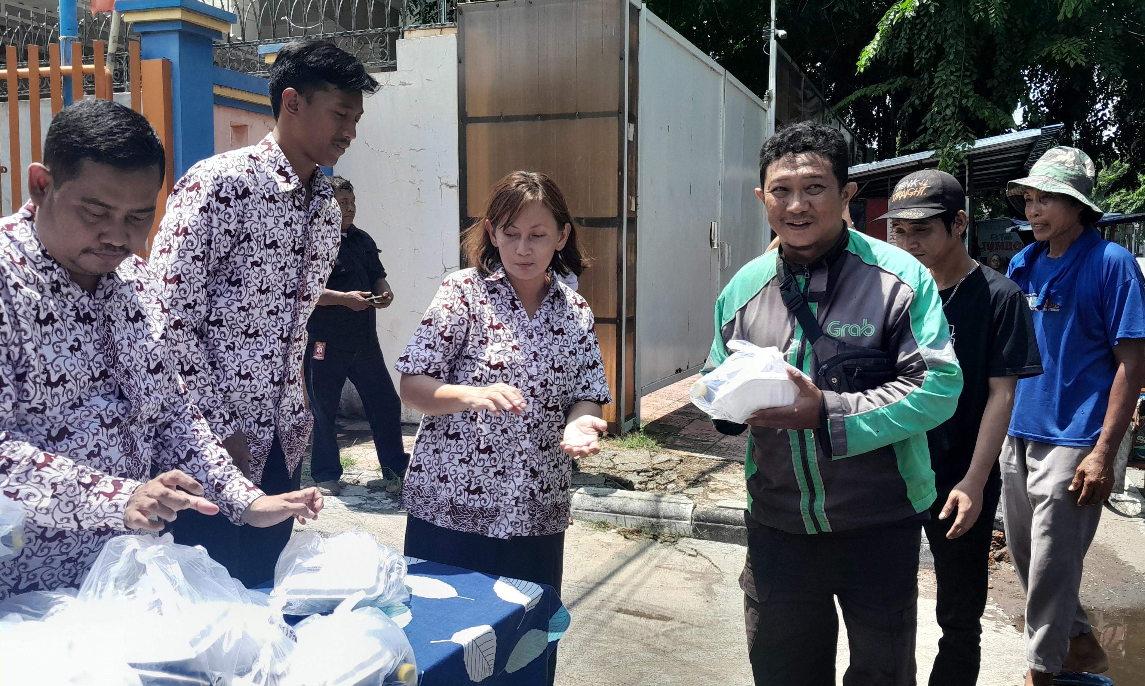 Sekolah Sariputra Cirebon dan PSMTI  Gelar Bakti Sosial, Bagikan Ratusan Paket Nasi Kotak ke Pengguna Jalan