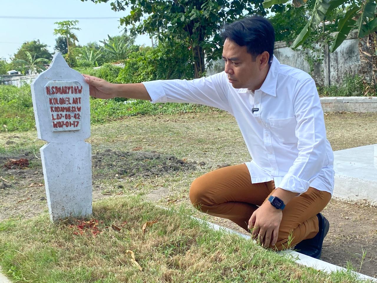 Mengenang Jasa Pahlawan, Suhendrik Ziarah ke Tokoh Cirebon Sunaryo HW