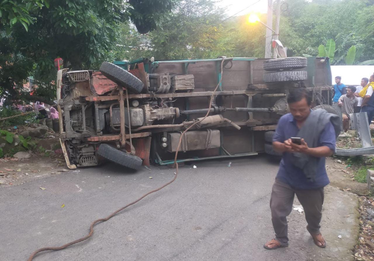 Truk Bermuatan Pakan Ayam Terguling di Tanjakan Sinarancang: Tidak Ada Korban Jiwa