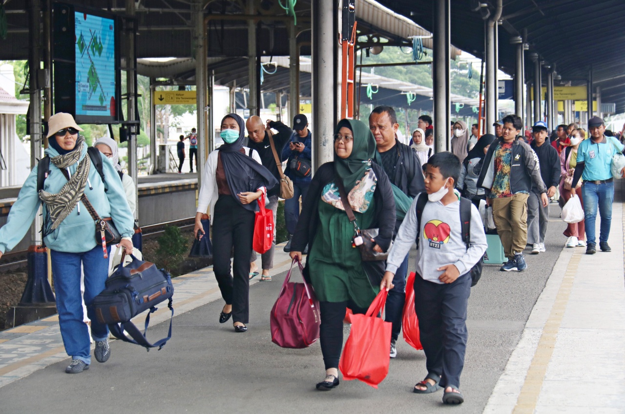 Puncak Mudik Nataru, 48 Ribu Orang Datang dan Pergi dari Stasiun Cirebon