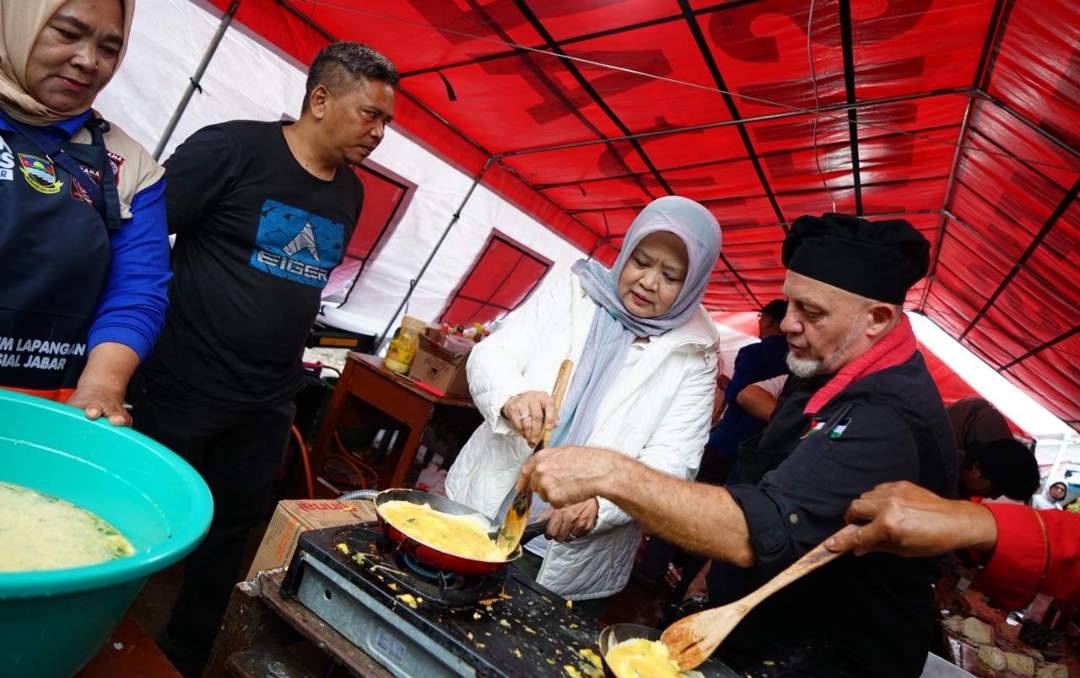 Chef Asal Prancis Turun ke Dapur Umum, Begini Penanganan Pengungsi Pasirlangu