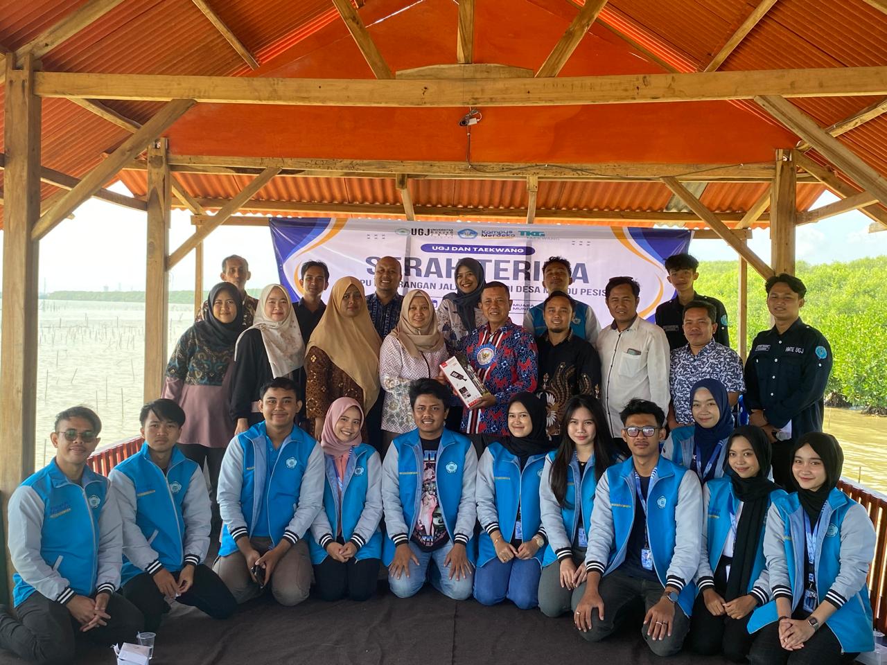 UGJ Gandeng Taekwang Bantu PJU Desa Mundu Pesisir