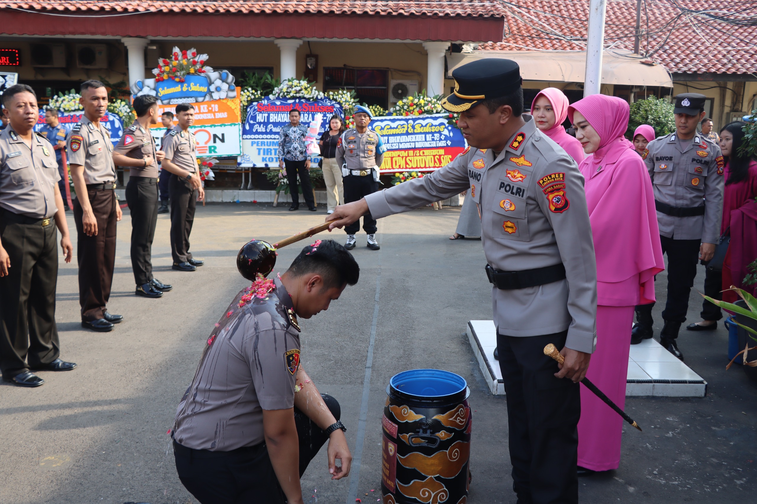 Kapolres Cirebon Kota Pimpin Upacara Korps Raport Kenaikan Pangkat Reguler 28 Personel 
