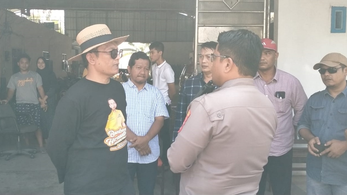 RAMAI! Warga Berdatangan ke TKP Rekonstruksi Pembunuhan Ibu Kandung Anggota DPR RI dari Indramayu