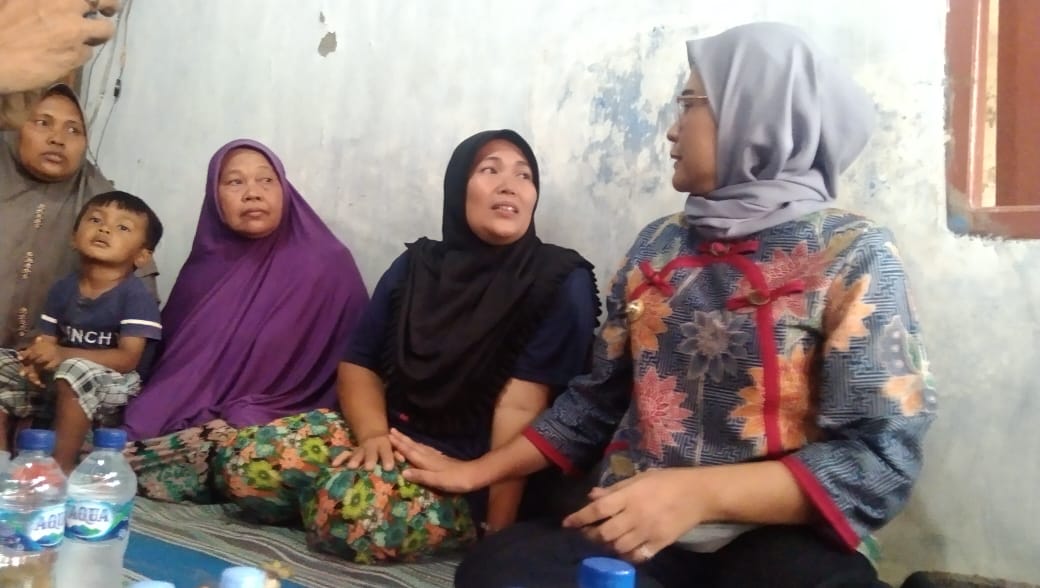 Bupati Nina Kunjungi Rumah Orang Tua Muhammad Rizky, Bocah Terseret Ombak 