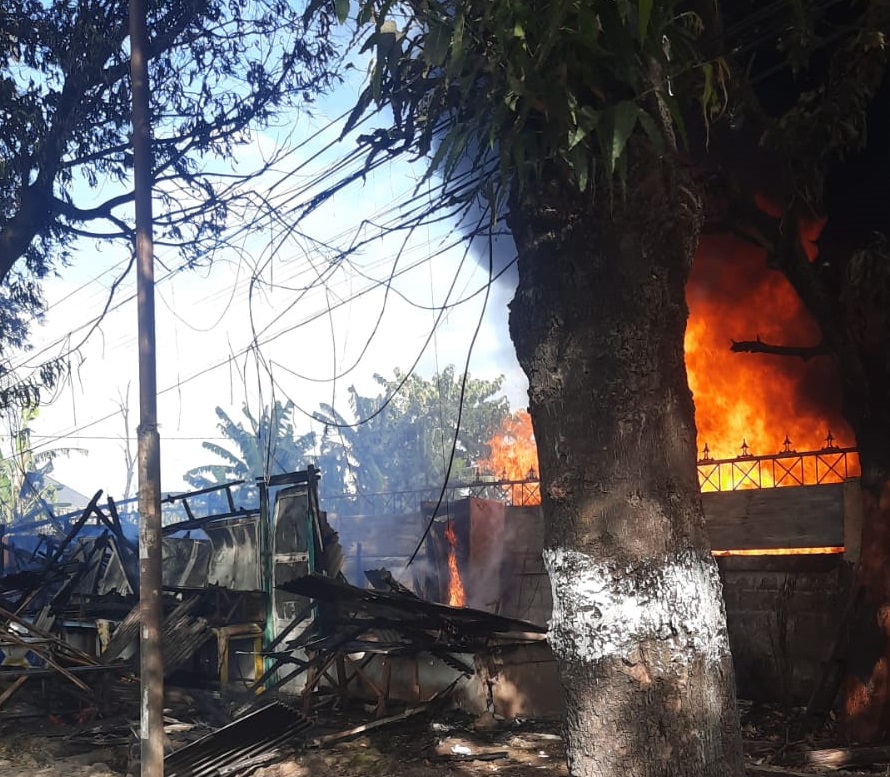 BREAKING NEWS: Kebakaran di Watubelah Cirebon, Timbunan Karet Terbakar, Merembet ke Lapak PKL