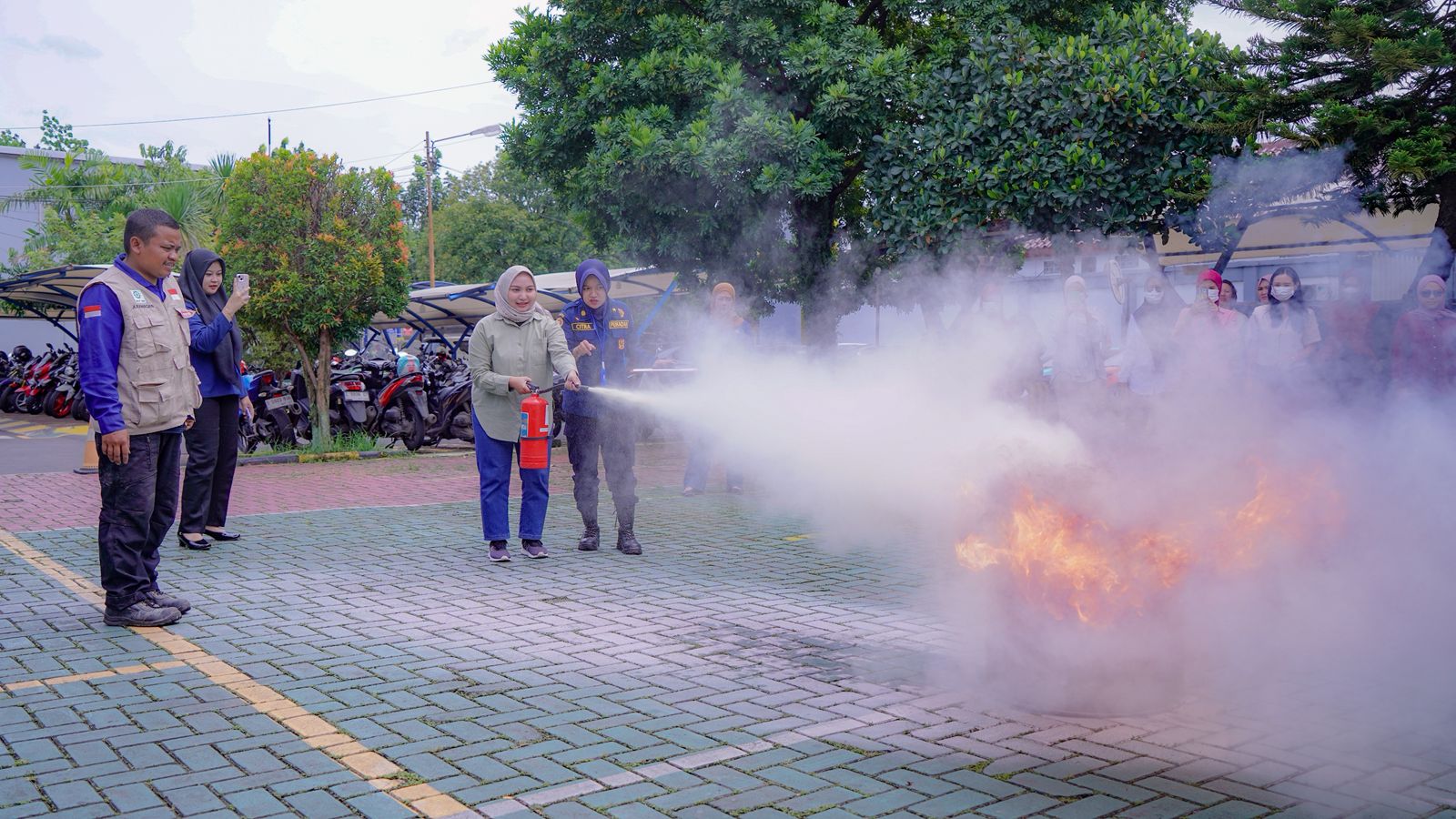 PLN UIP JBT Gelar Simulasi Penggunaan APAR, Tingkatkan Kesiapsiagaan Pegawai Hadapi Potensi Kebakaran