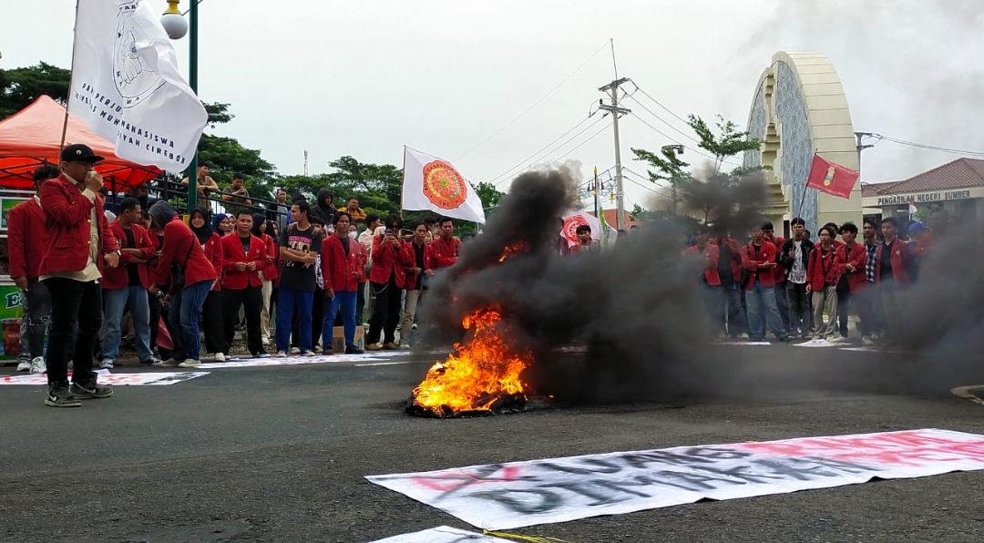 Soroti 100 Hari Kinerja DPRD Kabupaten Cirebon dan Isu Publik Lainnya, Puluhan Mahasiswa Gelar Aksi Unjuk Rasa