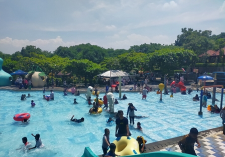 Liburan Nataru 2025, Jembar Waterpark Diserbu Pengunjung