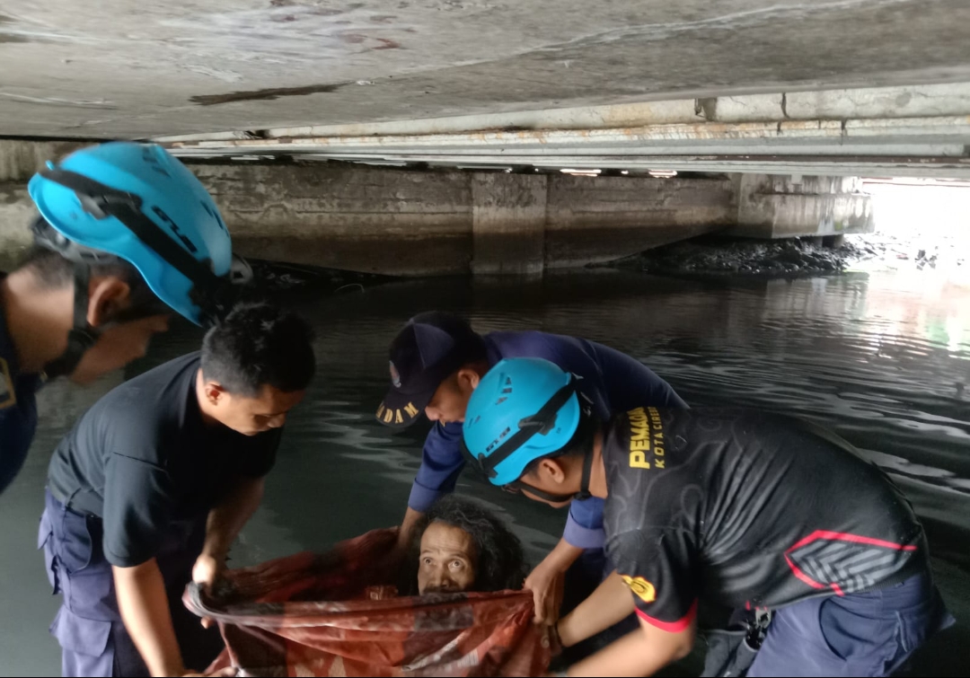 Menyentuh Hati, Damkar Cirebon Selamatkan ODGJ yang Lama Tinggal di Bawah Jembatan