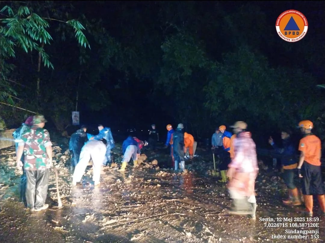 Petugas Gabungan Bersihkan Material Longsor, Jalan Kuningan-Majalengka di Cikijing Masih Ditutup