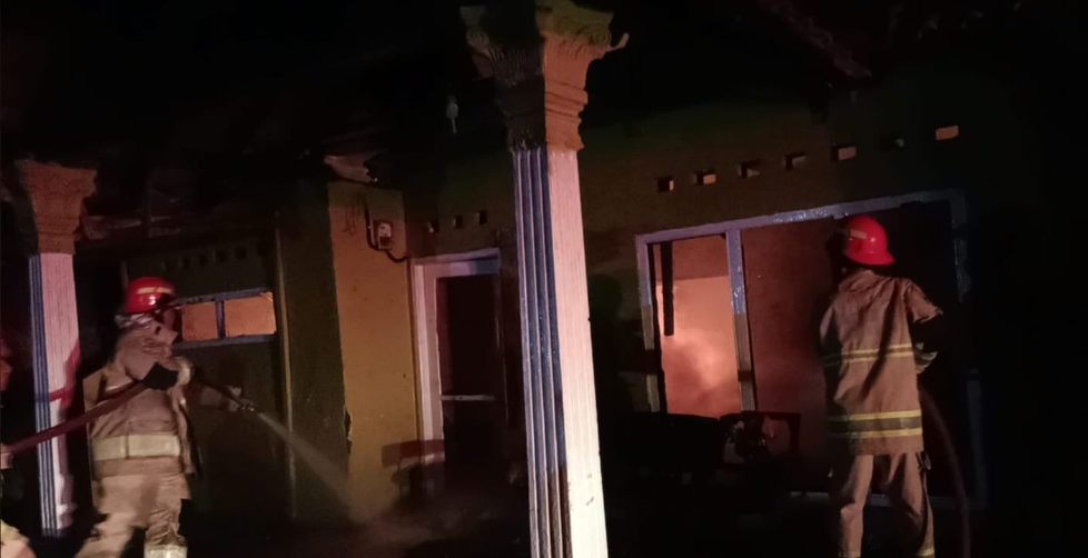 Rumah Terkunci Ditinggal Berobat, Warga Megu Cilik Cirebon Syok Lihat Api Lahap Hunian