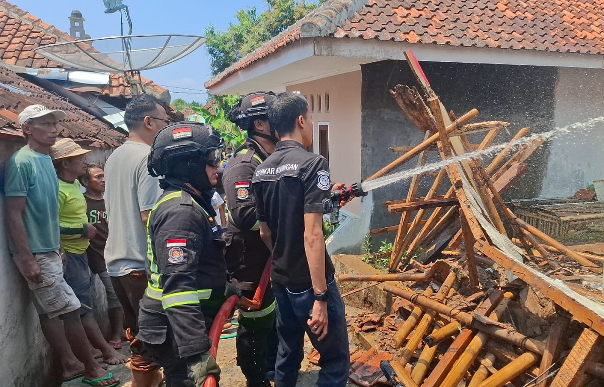 Sempat Terjadi Ledakan, Rumah Warga Awirarangan Kuningan Ludes Terbakar