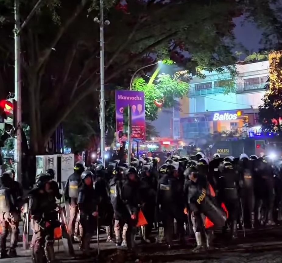 Chaos di Bandung Saat May Day, Polisi Amankan Massa Berbaju Hitam