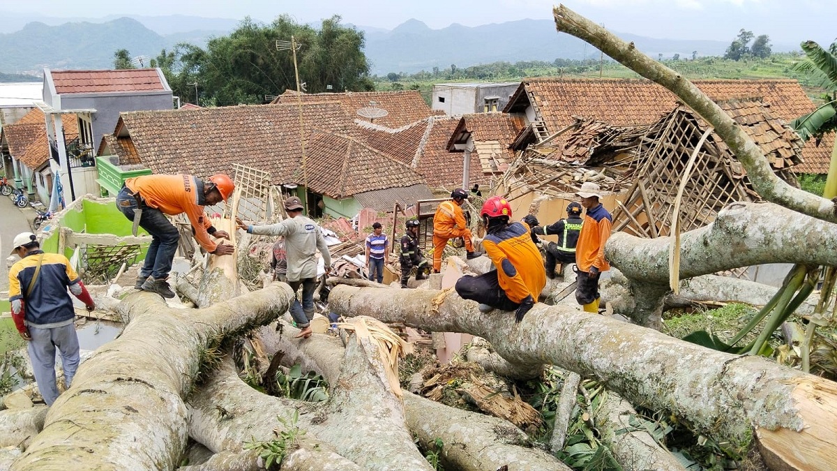 Hari Pertama Puasa 3 Rumah Hancur 5 Orang Terluka di Desa Puncak Kuningan, Beringin Raksasa Tumbang