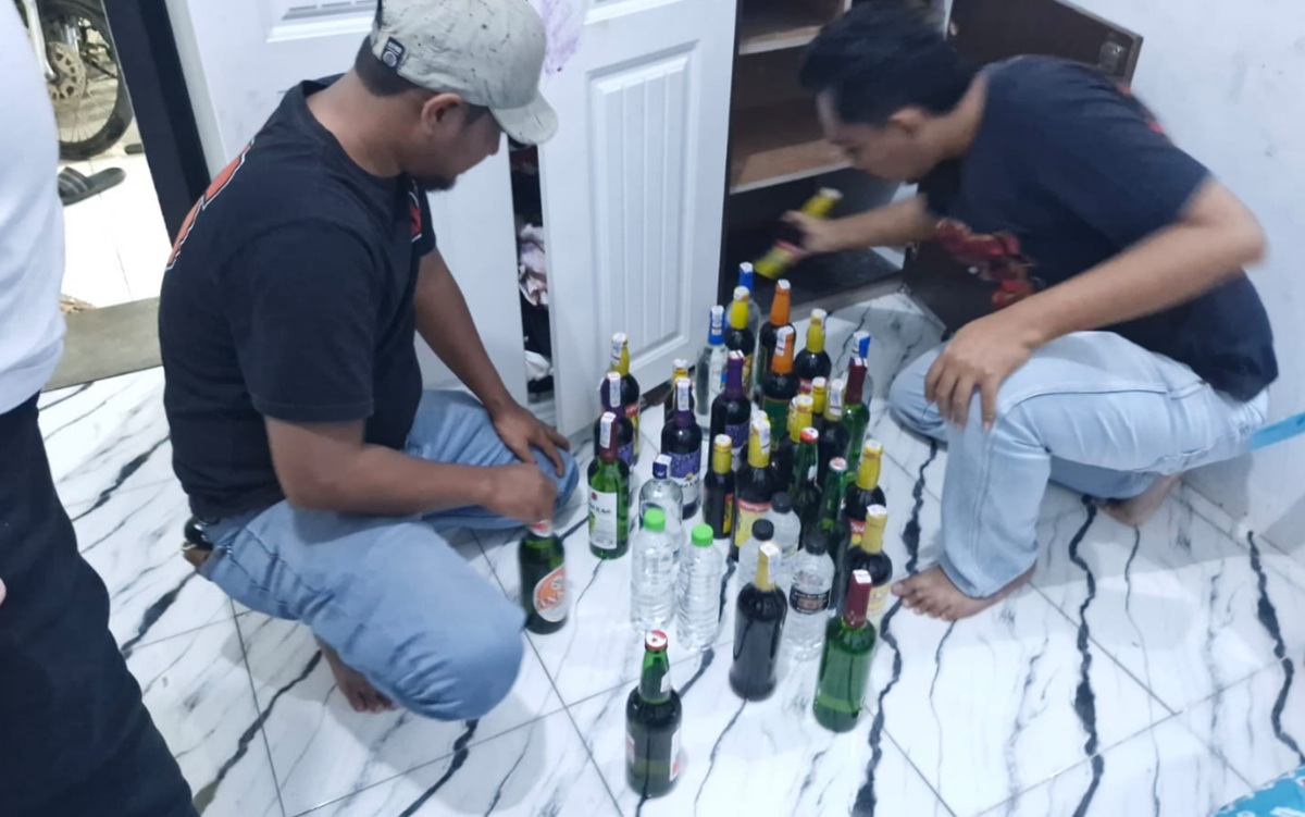 Polisi Sita Puluhan Botol Miras saat Razia di Plered 