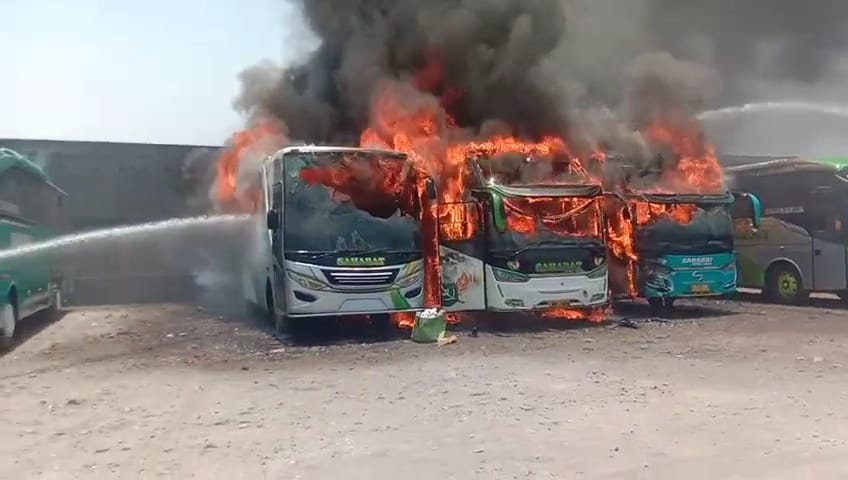 BREAKING NEWS: Kebakaran di Garasi Bus Sahabat, 4 Unit yang Terbakar