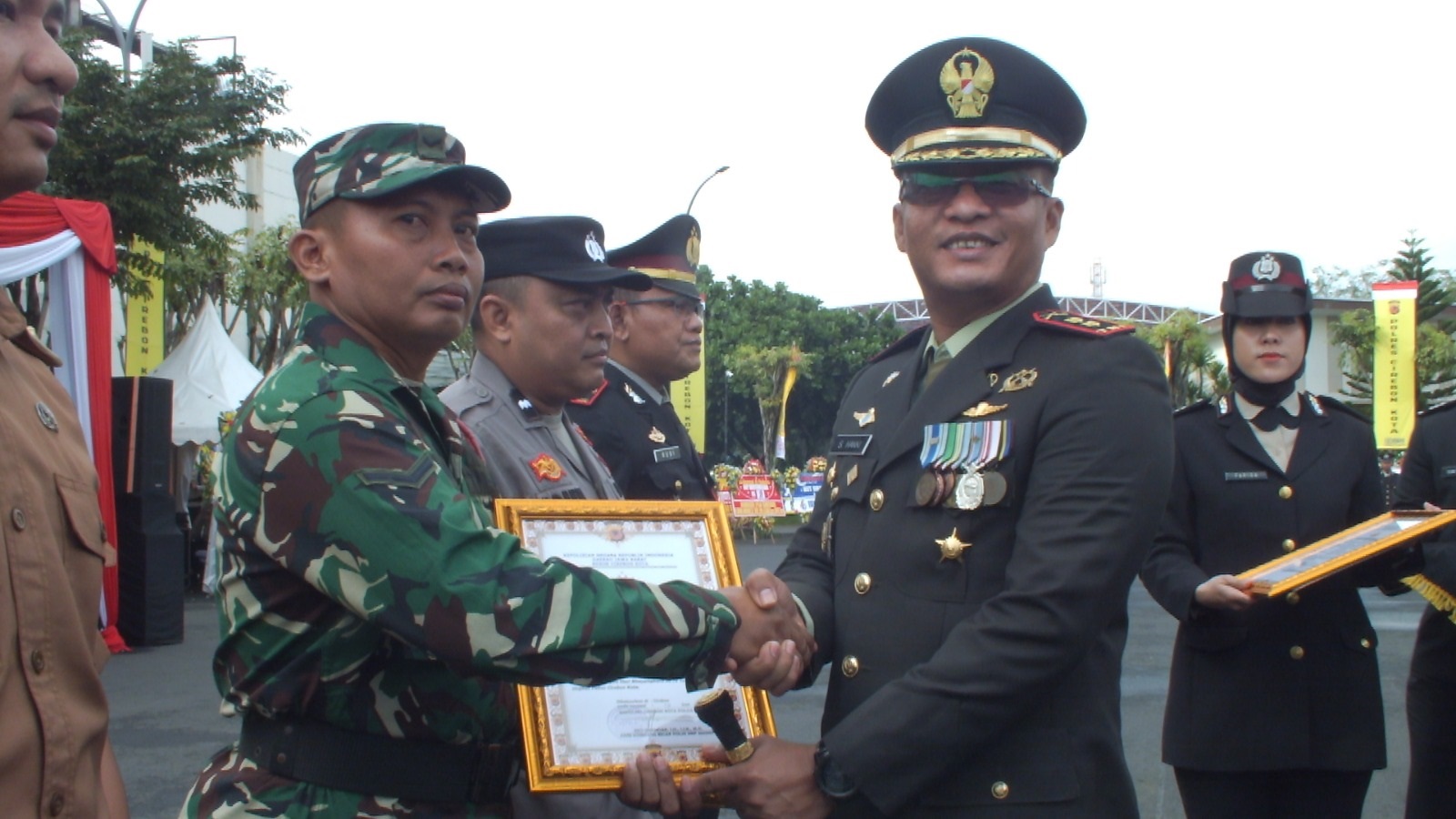 Babinsa Kelurahan Kesambi Raih Penghargaan di Hari Bhayangkara ke-79