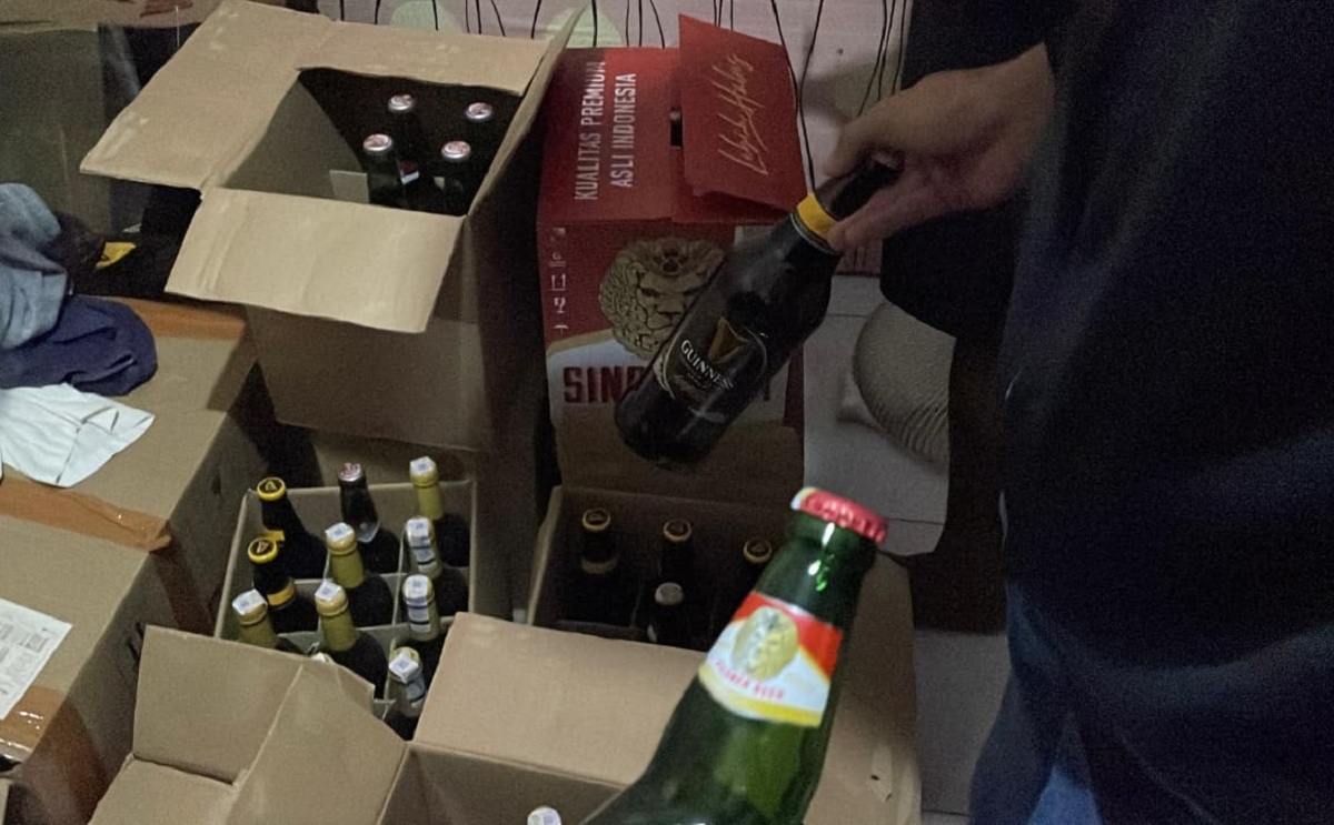 Polisi Amankan 108 Botol Miras yang Dijual Eceran di Suranenggala
