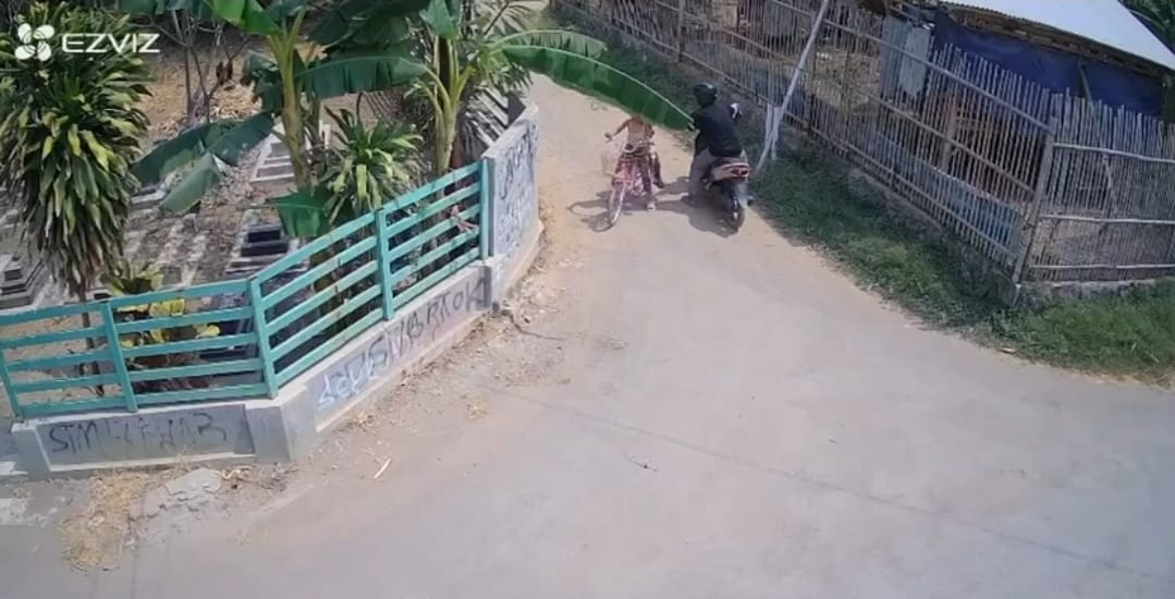 CCTV Rekam Aksi Jambret Anak di Pabuaran, Pelaku Tancap Gas Usai Rampas Barang