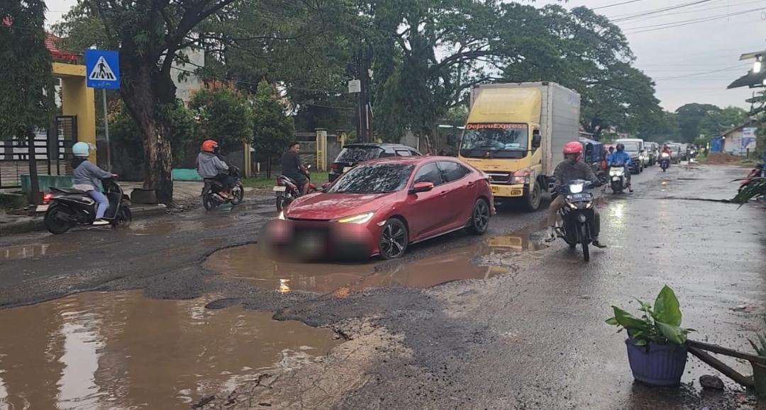 Jalan Rusak Kanci–Sindanglaut Depan SMAN 1 Astanajapura, Warga Minta Segera Diperbaiki 