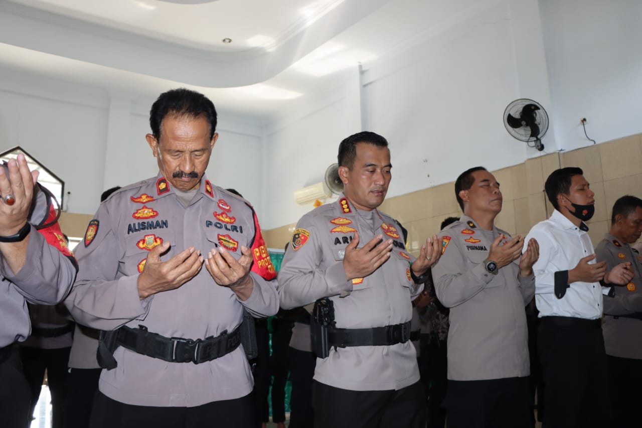 Polresta Cirebon Gelar Salat Gaib dan Doa Bersama untuk Korban Tragedi Stadion Kanjuruhan