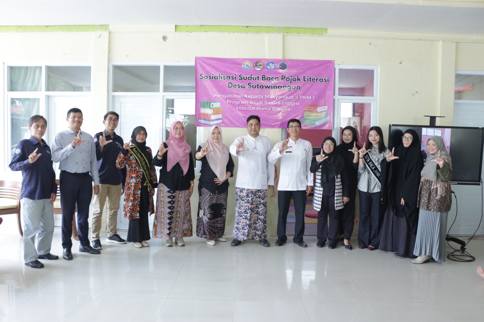 IPB Cirebon Inisiasi Pojok Literasi Desa Sutawinangun, Dorong Transformasi Budaya Baca di Desa