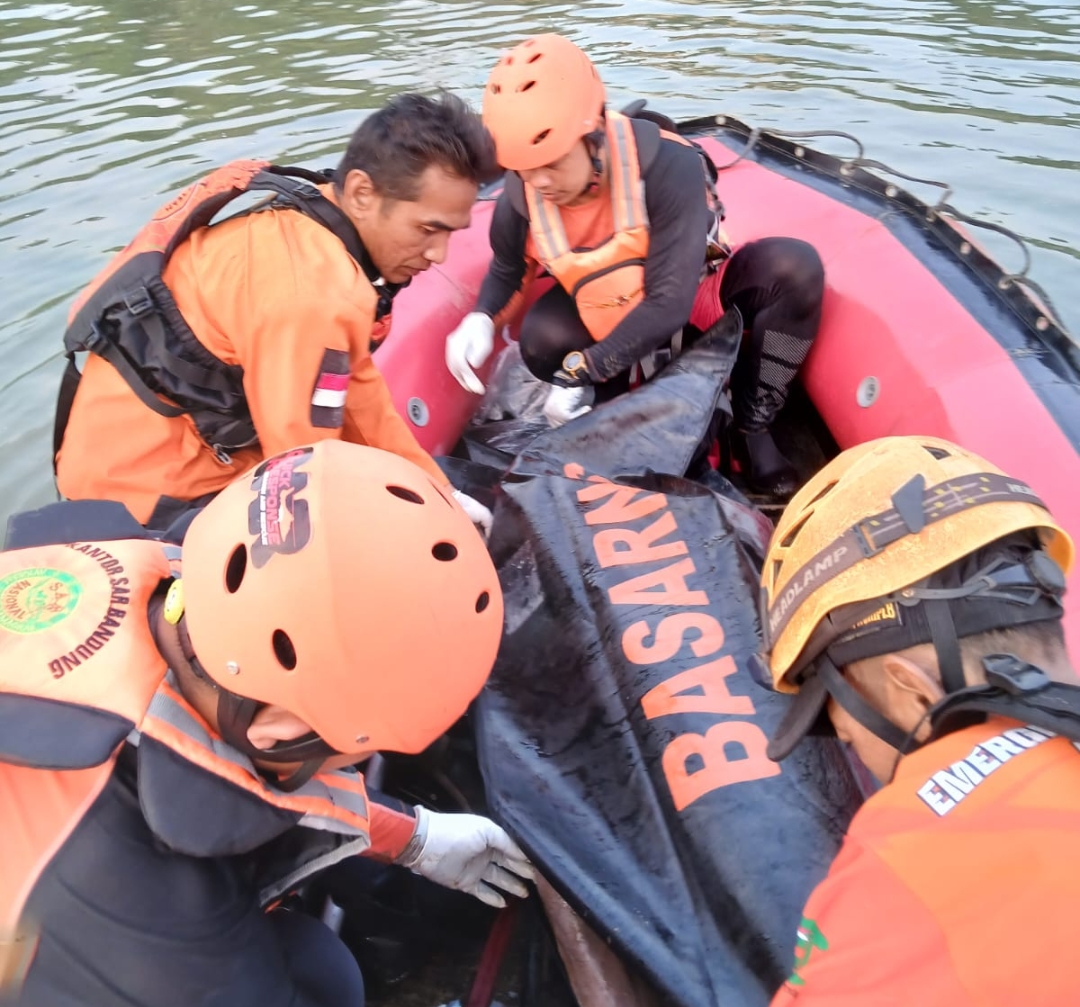 Jasad Pria Tenggelam di Sungai Cimanuk Berhasil Ditemukan oleh Tim SAR Gabungan 