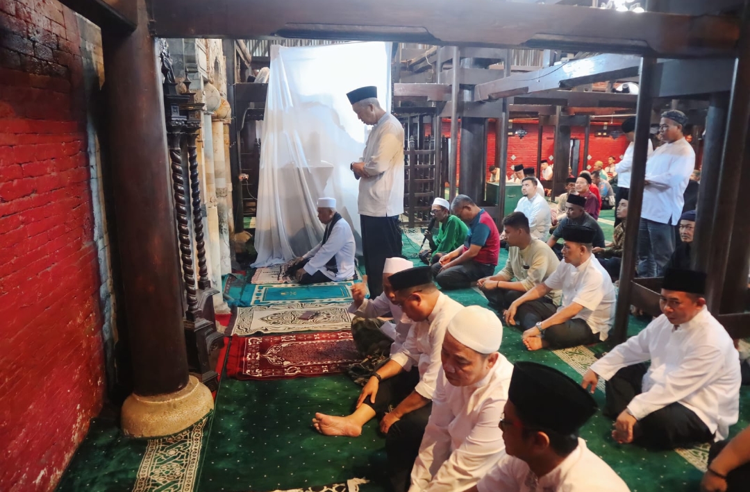 Sambut Hari Jadi ke-597 Kota Cirebon, Gus Mul Lakukan Sholat Ashar Berjamaah di Masjid Sang Cipta Rasa