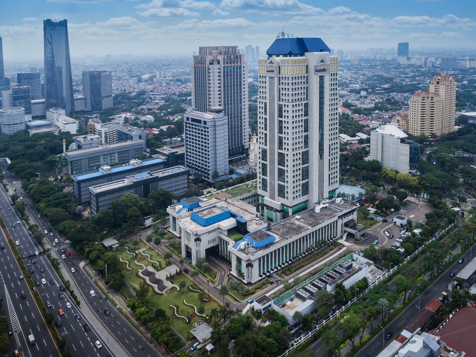 Takjub ! Bank Mandiri Sabet Gelar Bank BUMN Nomor 1 Masuk Daftar Bank Komersial Terbaik di Forbes 