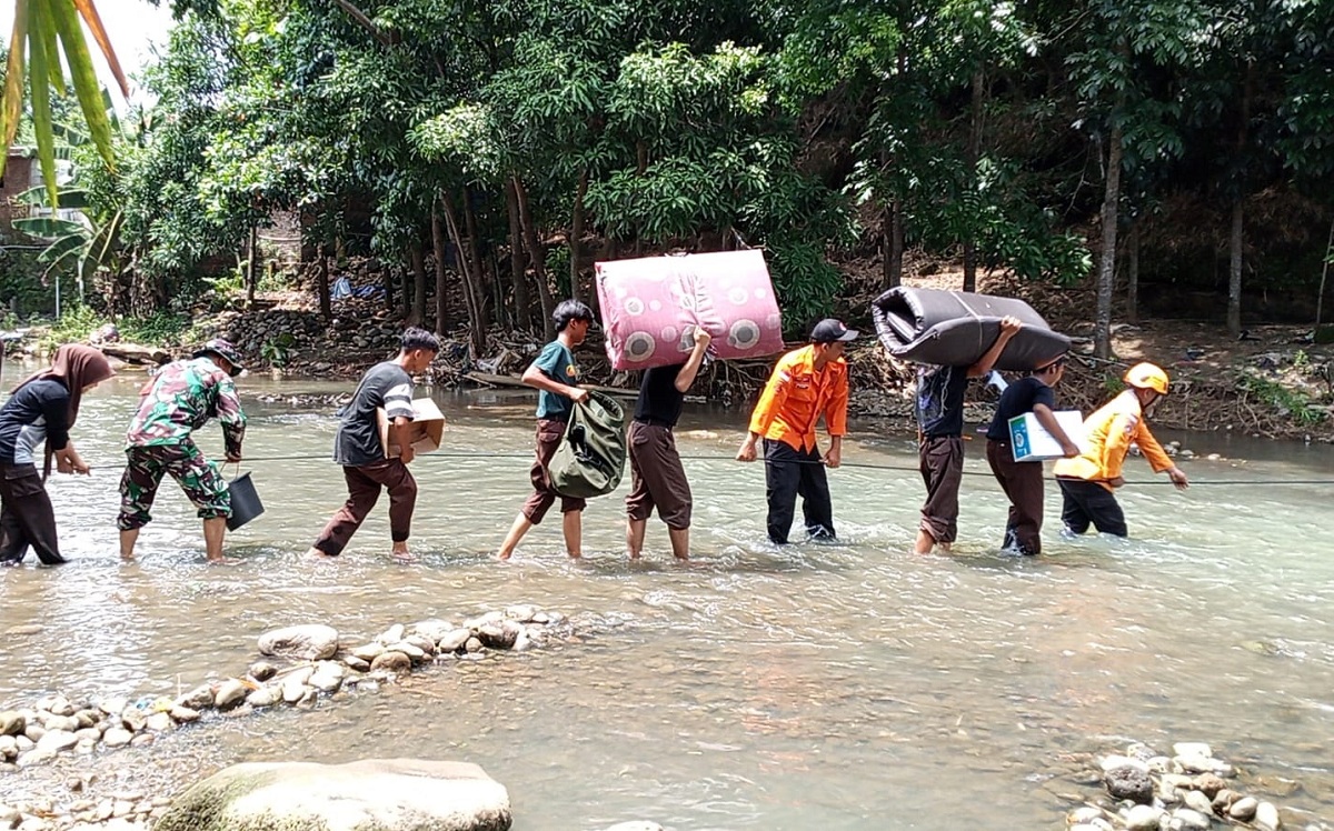 Evakuasi Korban Bencana Alam di Cirebon, Kodim 0620 Sigap Laksanakan Hal Ini