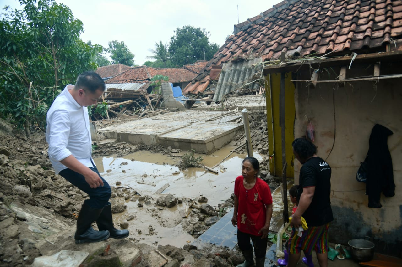 Desa Ujungjaya Sumedang Diterjang Banjir, Pj Gubernur Jabar Langsung Tinjau Lokasi Terdampak