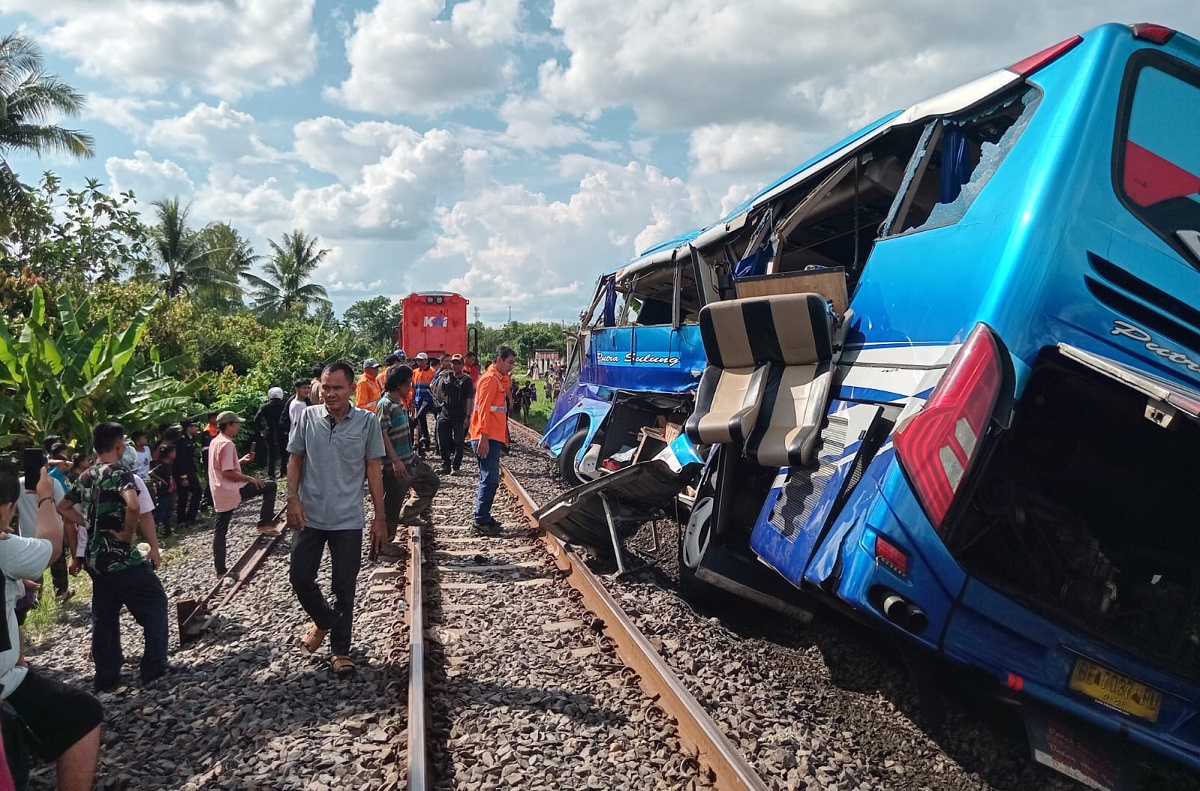 Detik-detik Kereta Api Hantam Bus, Menurut Anton Penjaga Perlintasan di Martapura