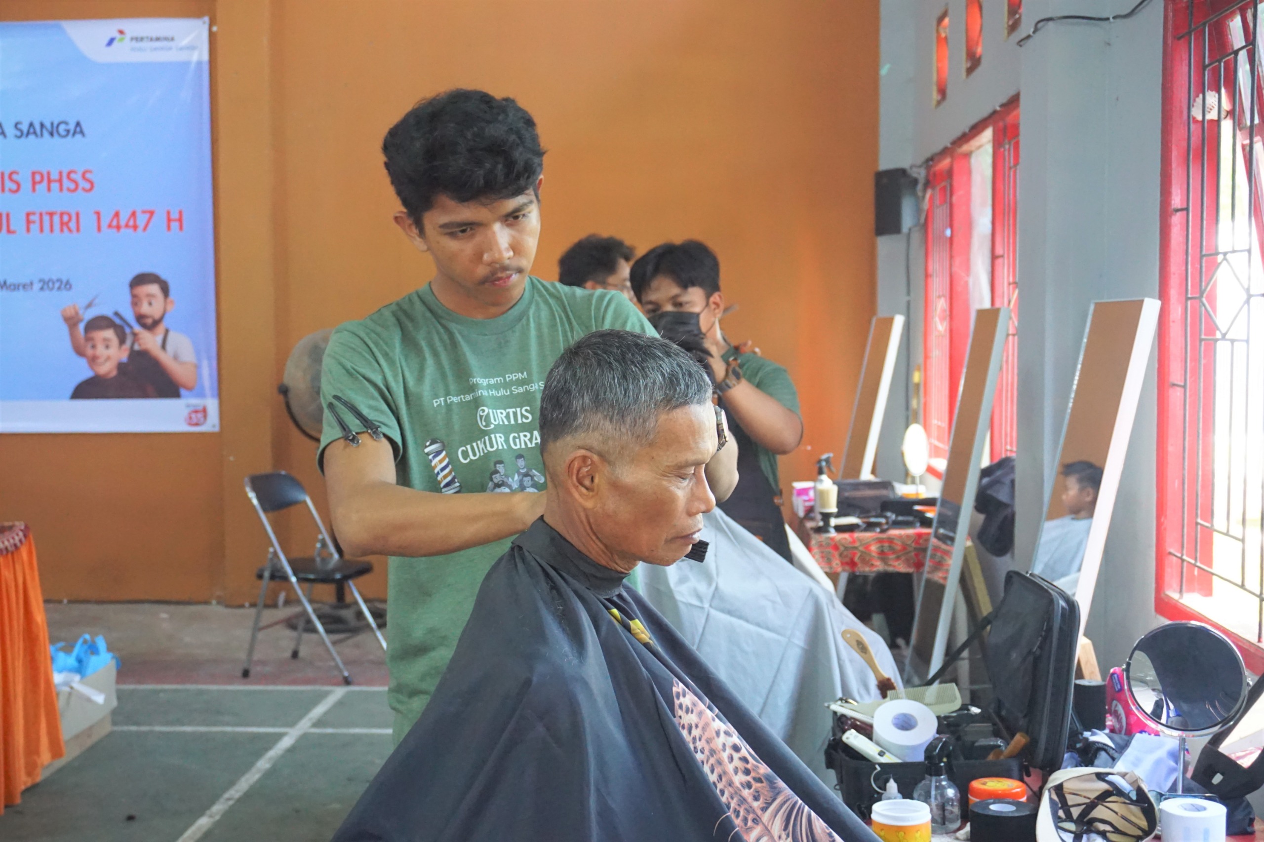 Berdayakan Warga Lokal, PEP Sangasanga Field dan PHSS Gelar Program'CurTis:Cukur Gratis'Jelang Idulfitri 