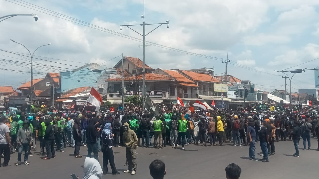 Massa Unjuk Rasa Blokade Lampu Merah Weru Cirebon