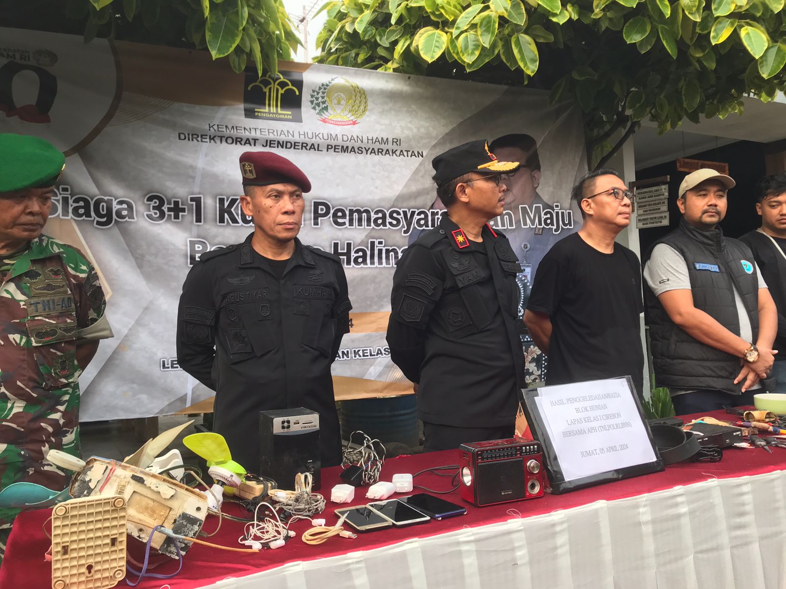 Petugas Gabungan Razia Lapas Kelas 1 Cirebon, Ini yang Mereka Dapat