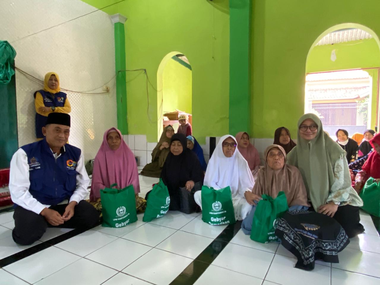 Mushola Miftahul Huda Bagikan Paket Lebaran