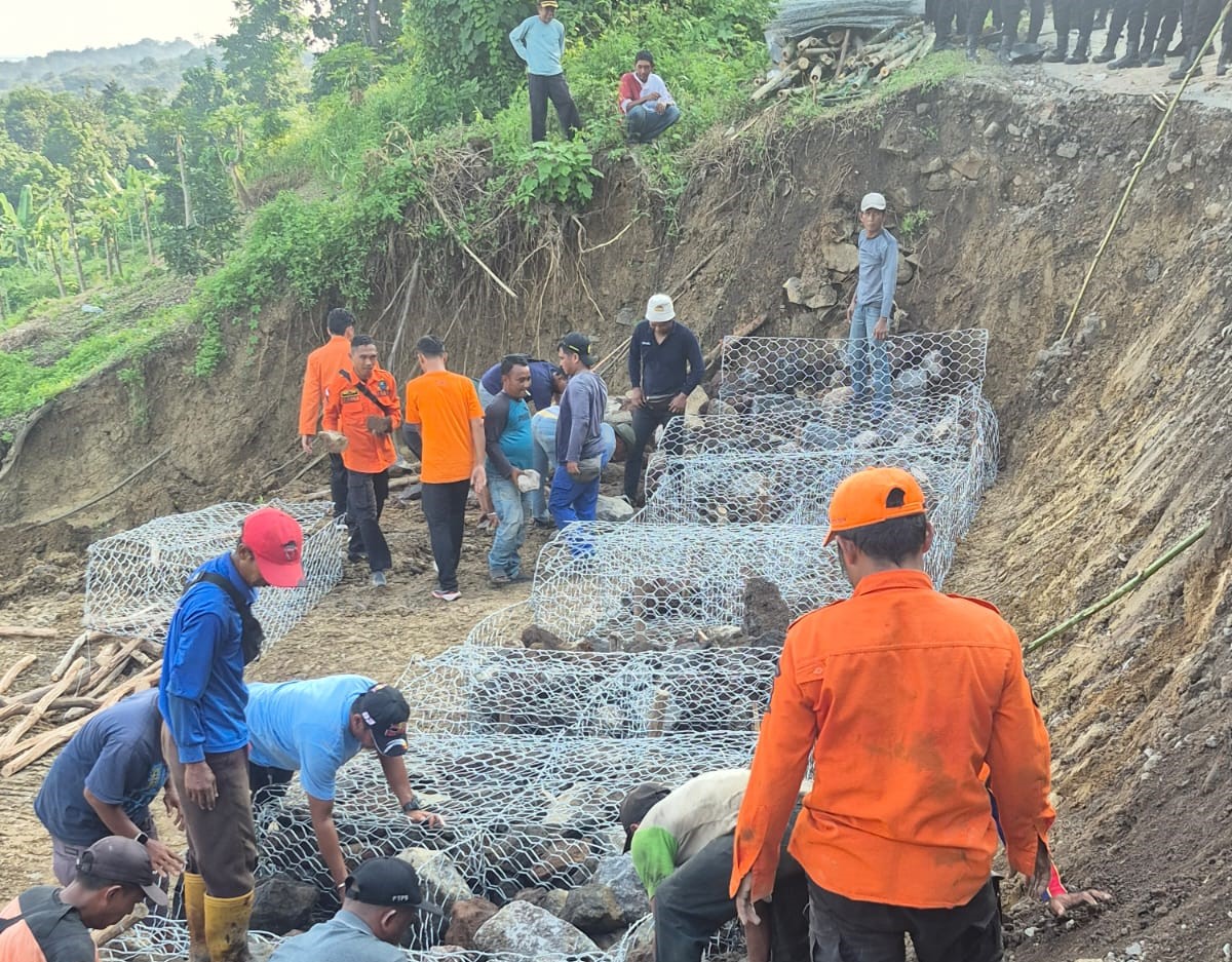 Cegah Longsor Lanjutan, DPUTR Gandeng BBWSCC Pasang Bronjong di Jalan Belawa Cirebon