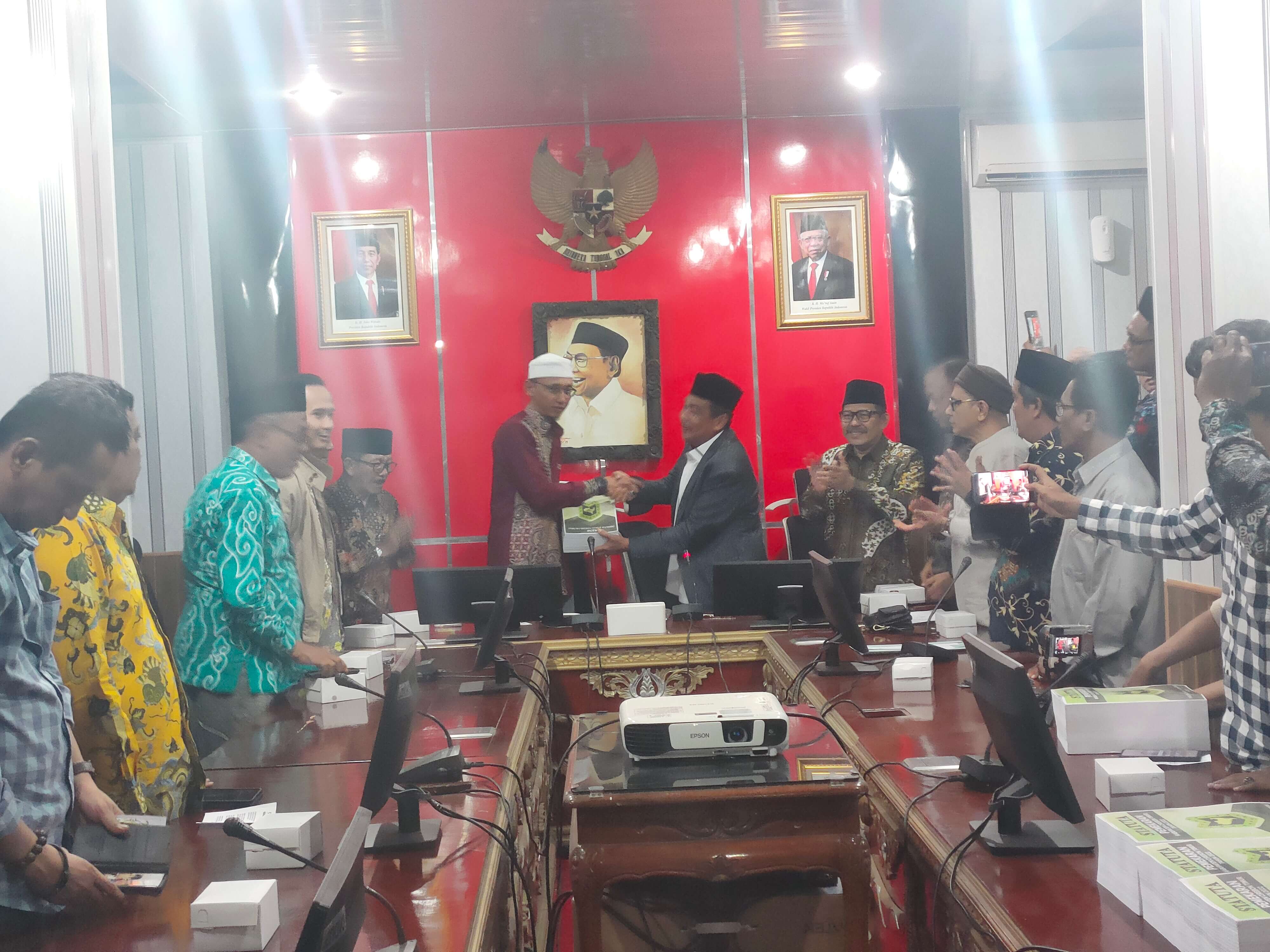 FCTM Datangi Kantor DPRD Kabupaten Cirebon, Serahkan Statuta Sebagai Syarat Pembentukan Pansus