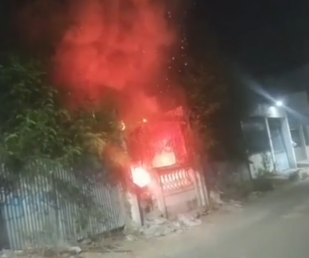 Rumah Kosong Dua Lantai di Pekalangan Cirebon Terbakar