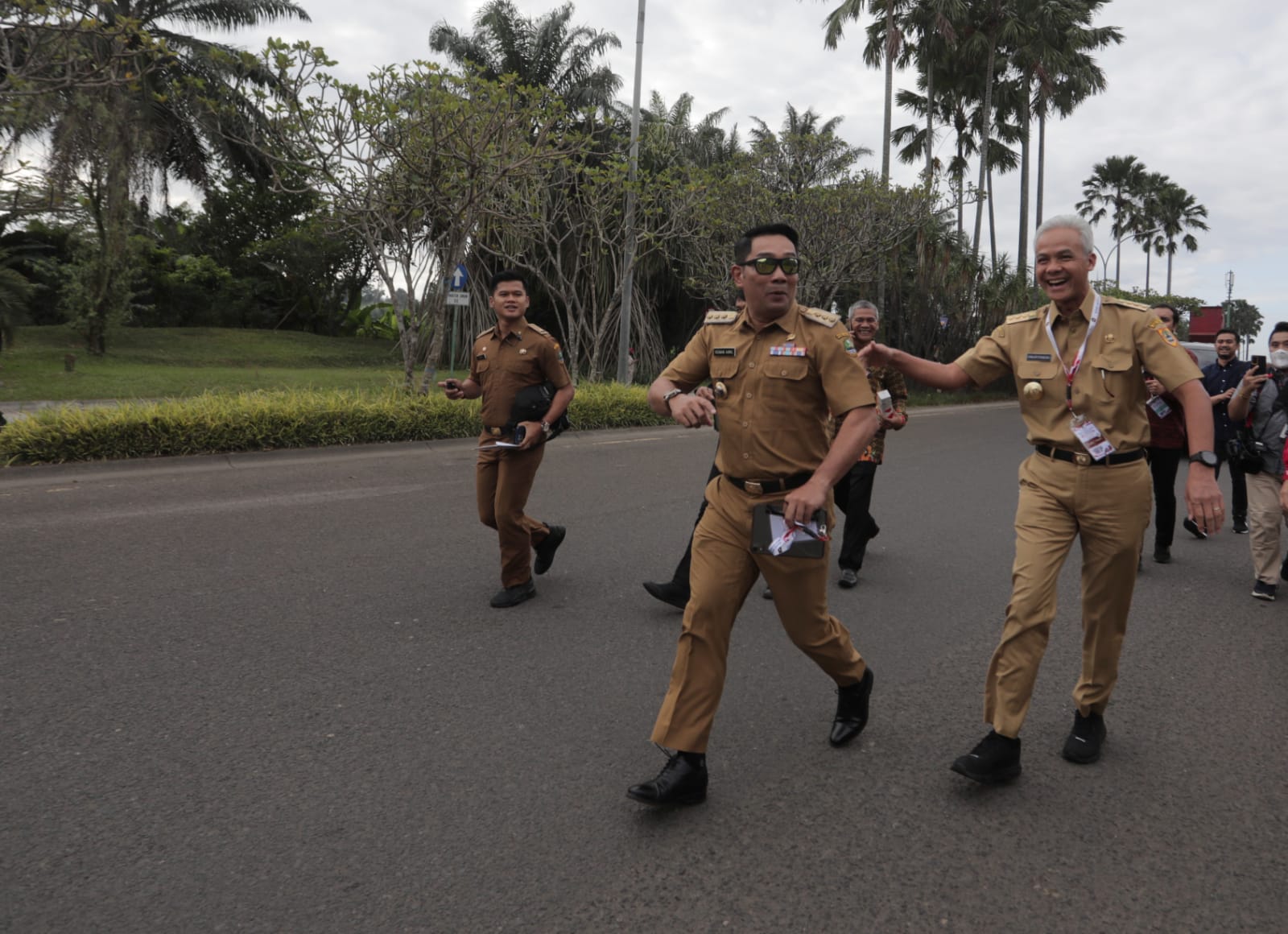 Tak Ingin Terlambat Hadiri Pembukaan Rakornas Kepada Daerah, Ridwan Kamil Berlari Salip Ganjar Pranowo 