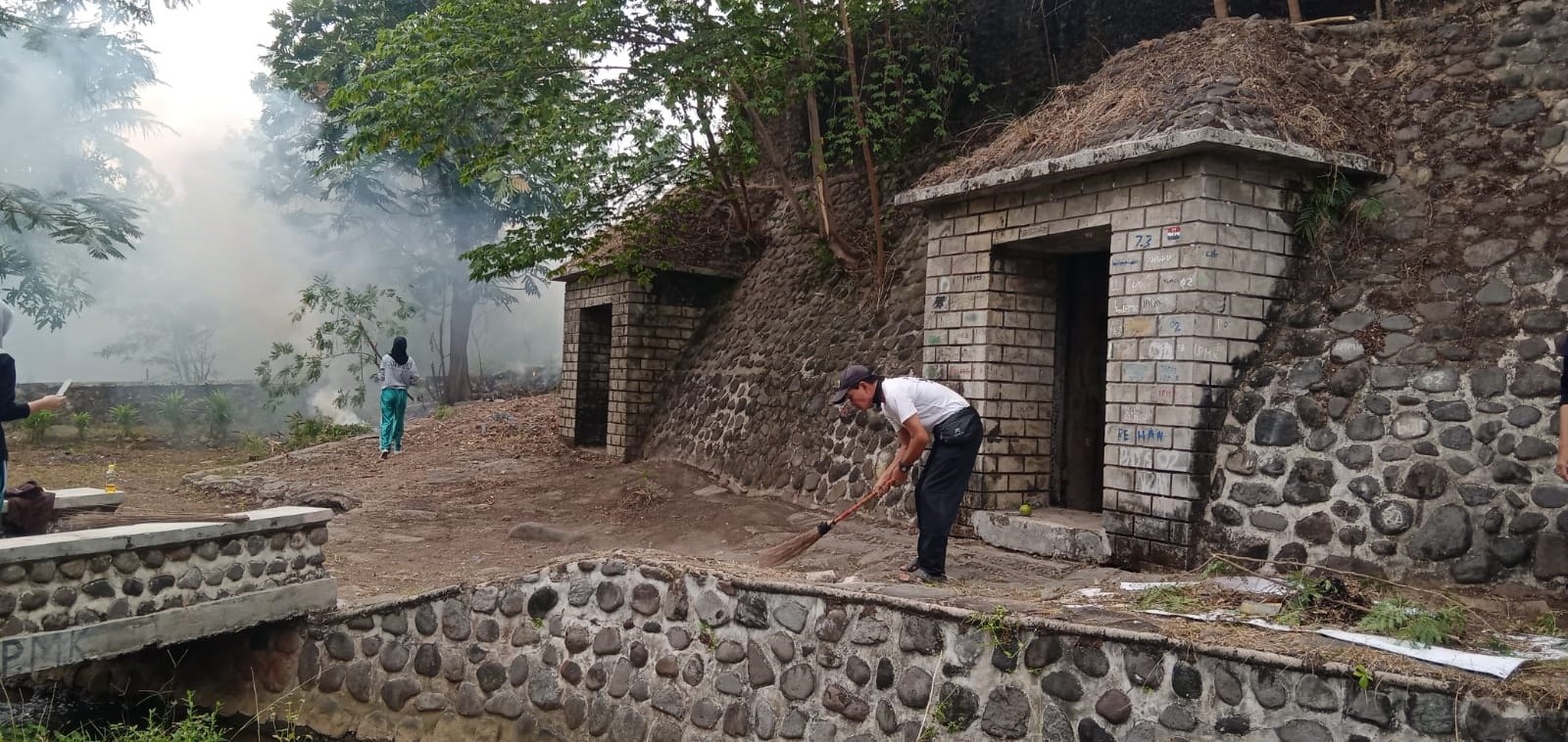 Disparbud dan Komunitas di Majalengka Bersihkan Goa Jepang, Coretan Tidak Mudah Dihilangkan