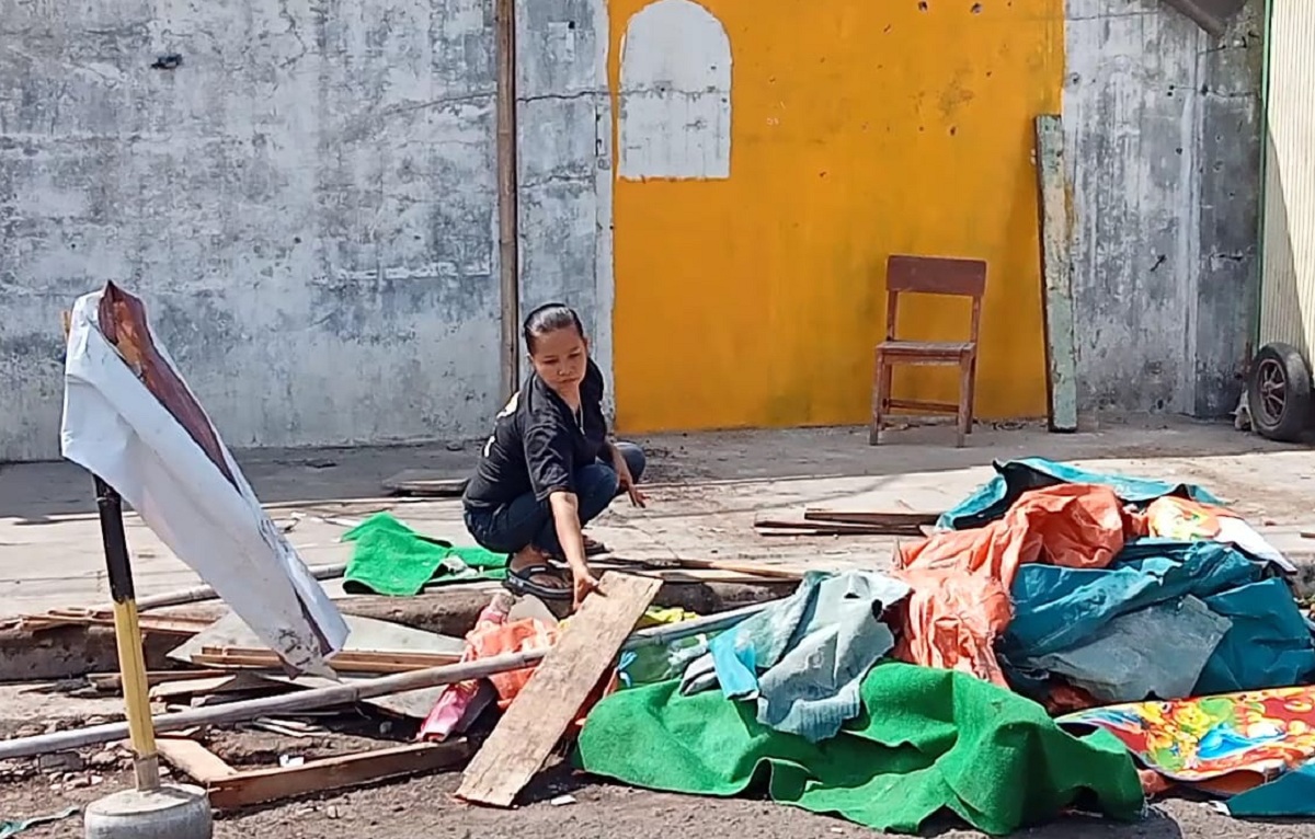 Sedih dan Bingung, Titin PKL di Stasiun Kejaksan Pasrah Lapaknya Dibongkar Satpol PP Kota Cirebon 