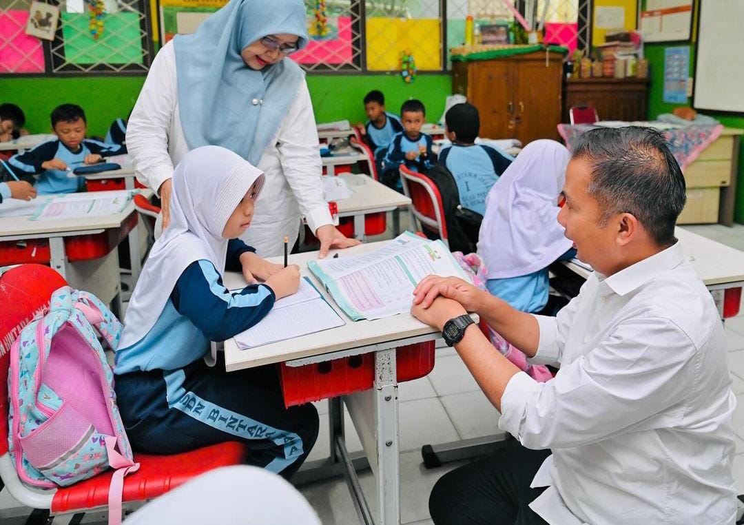 Berkunjung ke Sekolah Dasar di Bekasi, Bey Machmudin Ajak Siswa Berlomba dalam Prestasi