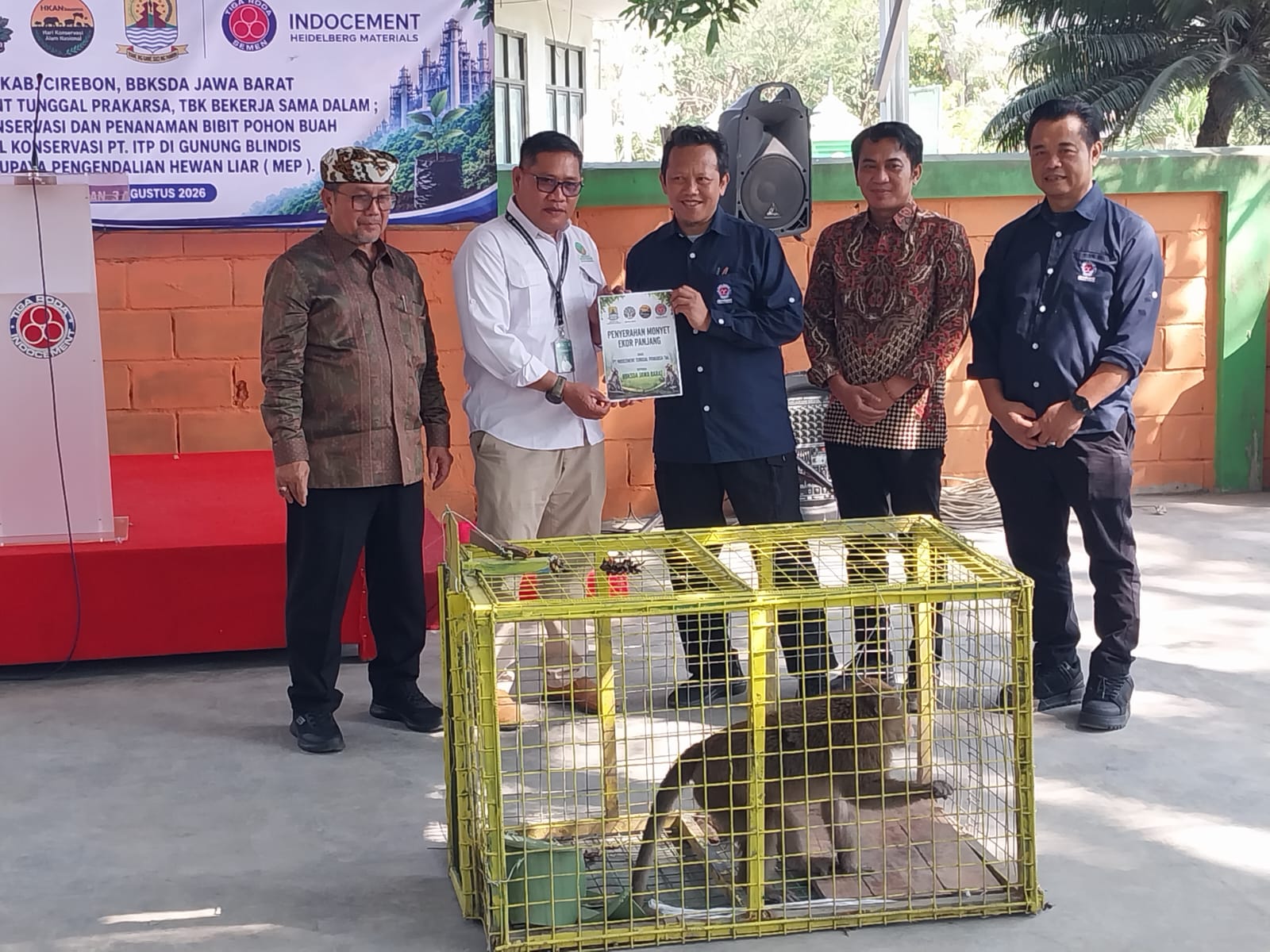 Indocement Tanam Pohon dan Serahkan Puluhan Monyet Ekor Panjang ke BBKSDA